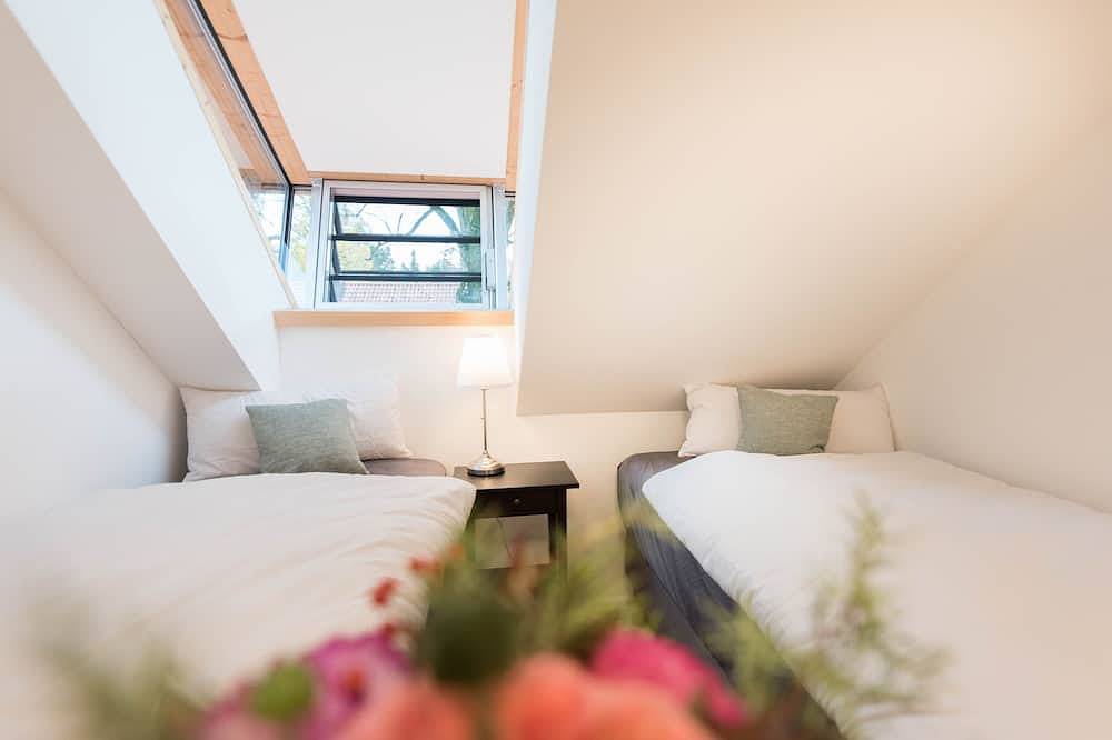 Beautiful vacation home in a large park with mountain views in Bad Tölz, Tölzer Land