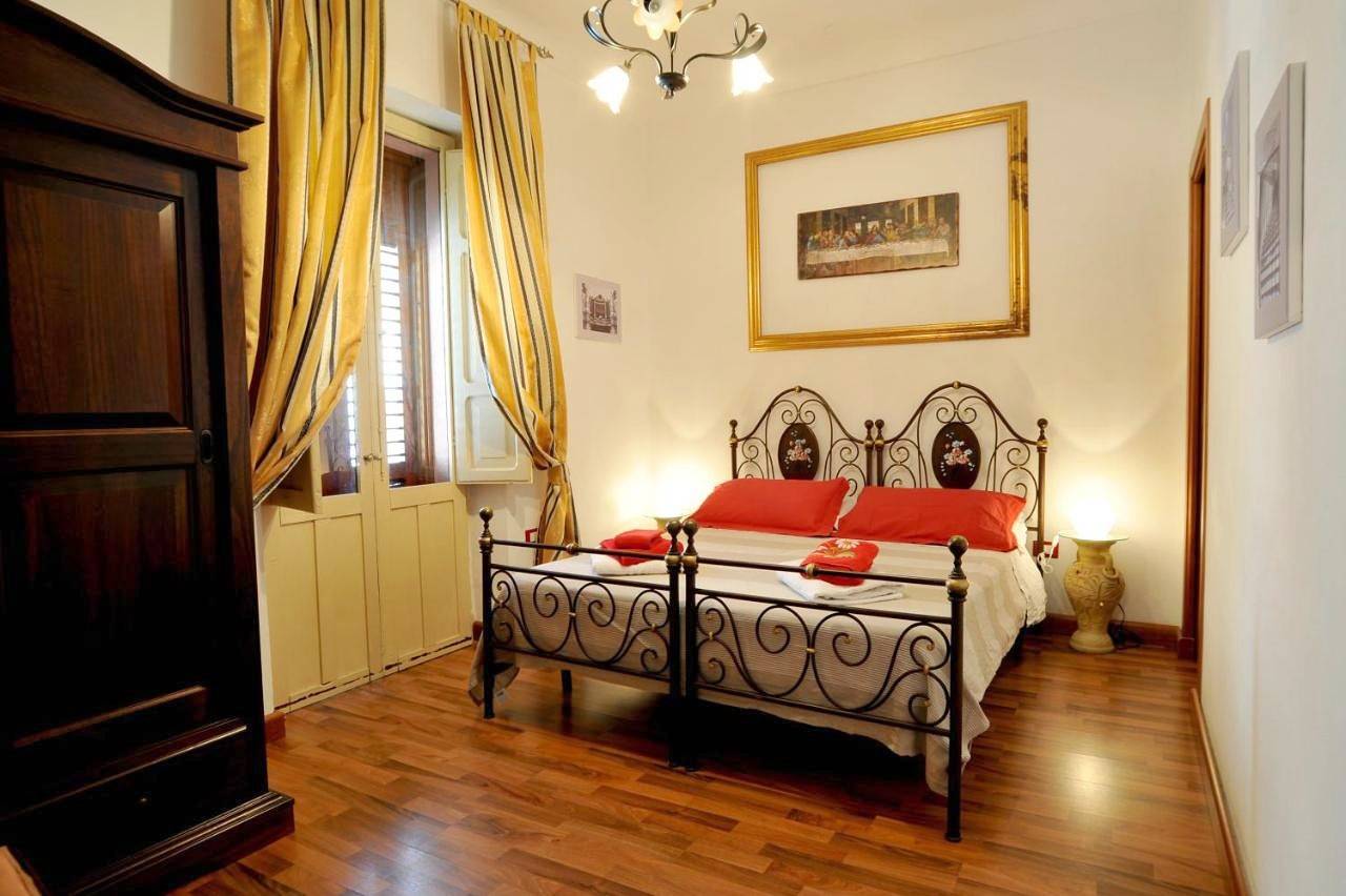 One-Bedroom Apartment with Terrace in Noto, Noto e dintorni