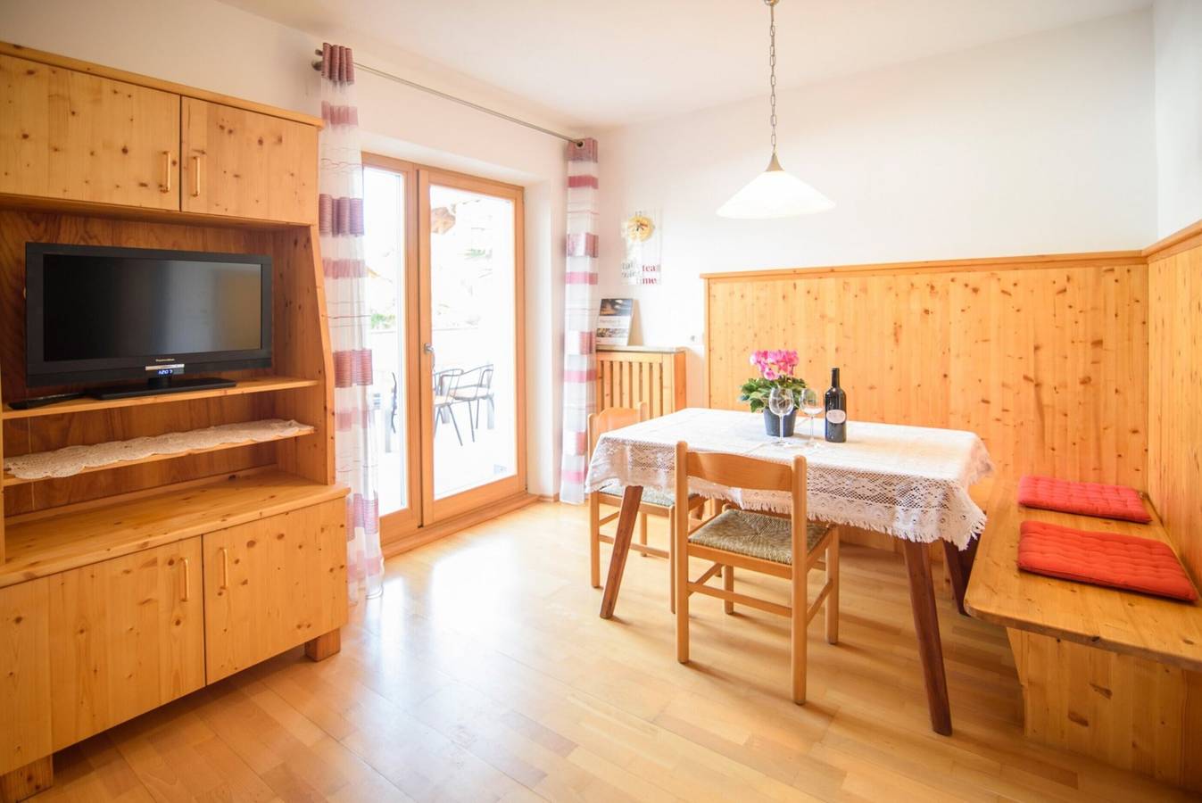 Ganze Wohnung, Ferienwohnung 'Peter Paul Terrasseapp Burgenblick' mit Bergblick und Terrasse in St. Pauls, Eppan an der Weinstraße