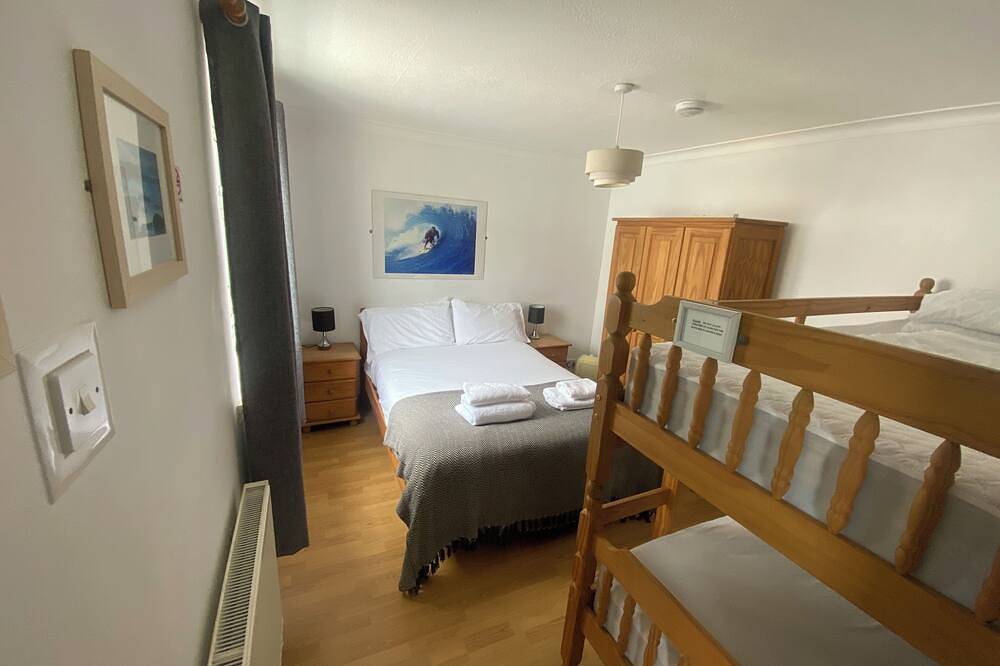 Europa Court -- Mawgan Porth Bungalow --Beach Location,  Swimming pool/  Tennis in Mawgan Porth, Cornwall