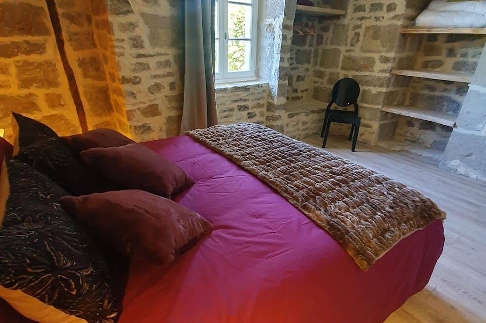 La Maison du Garde: Maison quercynoise typique au pied du château. in Padirac, Parc Naturel Régional des Causses du Quercy