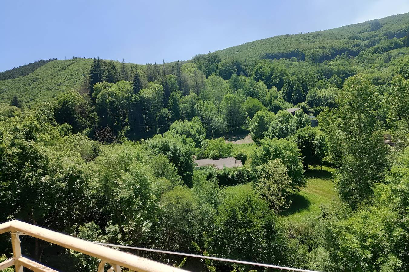 Apartamento entero, Apartamento en el Centro de La Salvetat-sur-Agout con Balcón y Vista a la Montaña in La Salvetat-sur-Agout, Region de Béziers