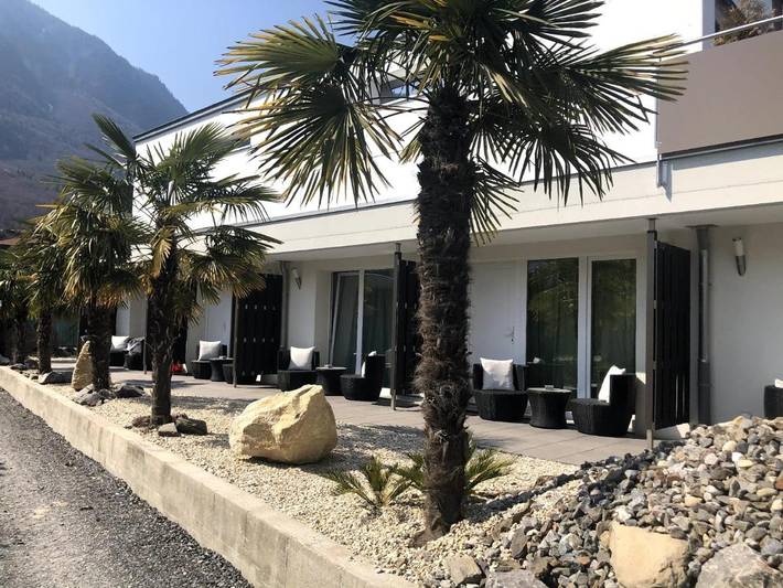 Gîte pour 2 personnes, avec Terrasse et Jacuzzi ainsi que Jardin et Piscine à Port-Valais