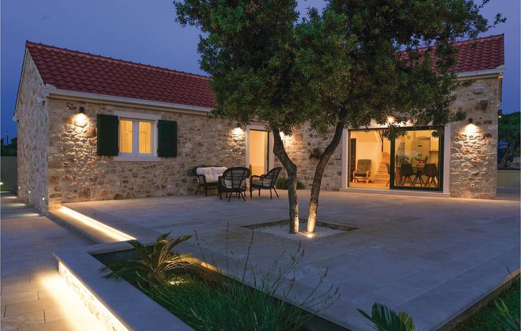 Appartement confortable avec piscine, terrasse et WiFi - 2,5 km de la plage in Supetar, Brac