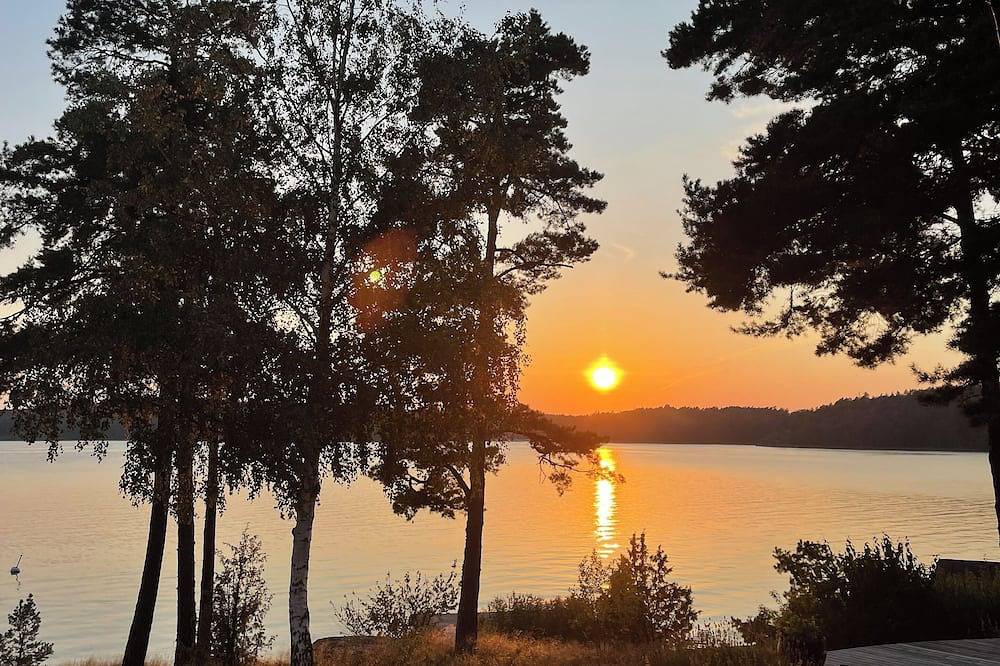 The pearl of the archipelago, beachfront location near shopping and outdoor activities. Unique accommodation. in Mörtnäs, Stockholmer Schärengarten