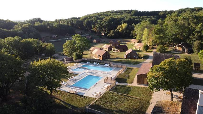 Gîte pour 6 personnes, avec piscine ainsi que vue et terrasse à Saint-Amand-de-Coly - 2
