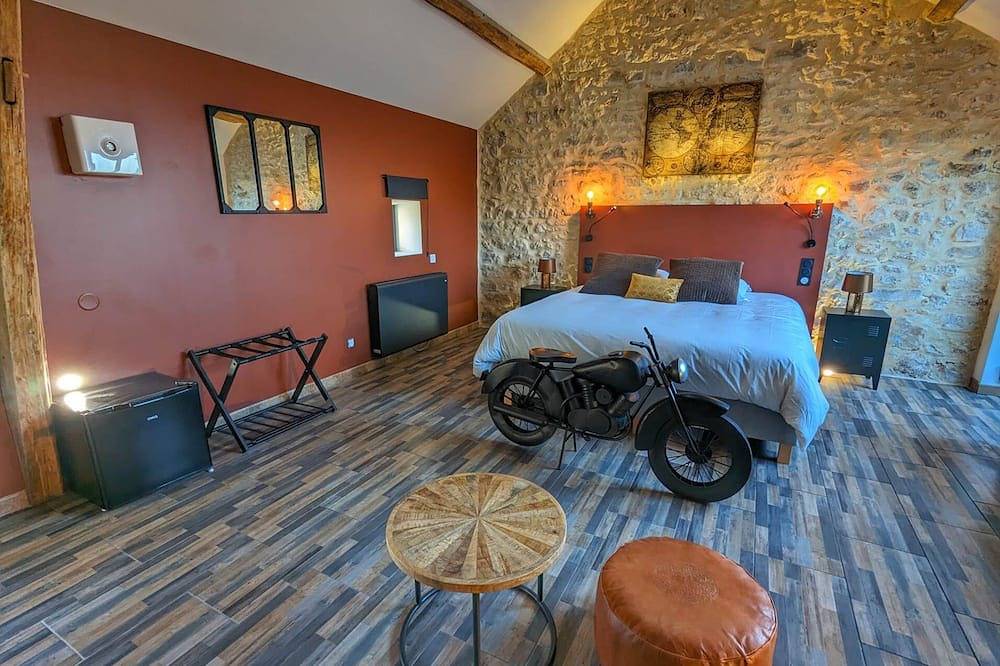 Chambre Industrielle Avec Jacuzzi Privatif Sous les Poutres in Treuzy-Levelay, Seine-et-Marne