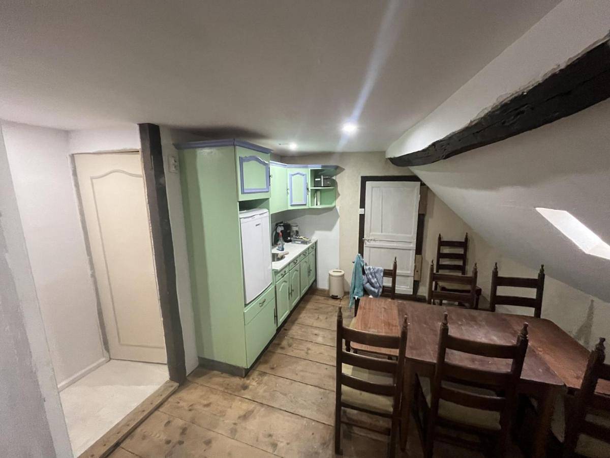 Double Room with Shared Bathroom in Issy-l'Évêque, Région d'Autun