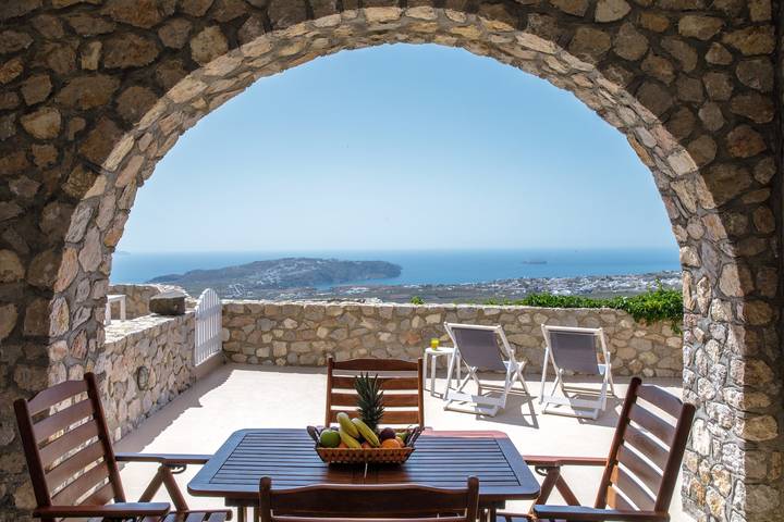 Vacation rental for 4 people, with Ocean view and Hot tub as well as Terrace and Pool in Santorini