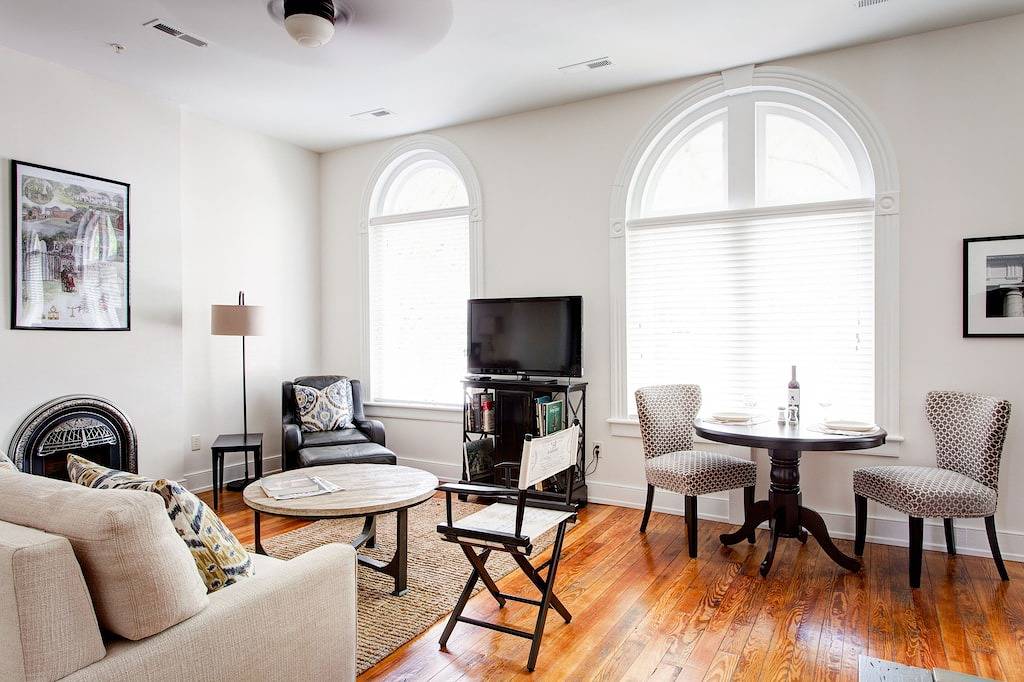 Ganze Wohnung, 1 Schlafzimmer, 2 Badezimmer, für maximal 4 Personen in Albemarle County