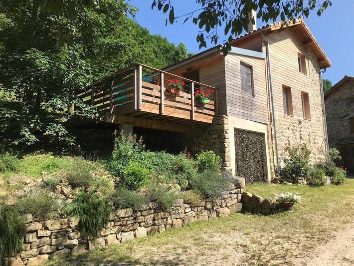 Location de vacances pour 6 personnes, avec jacuzzi et terrasse à Rochepaule