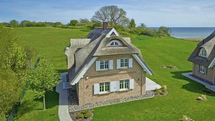 Strandhaus für 6 Personen, mit Ausblick und Terrasse sowie Garten und Sauna, kinderfreundlich in Lobbe