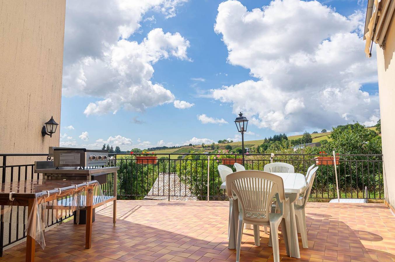 Gîte für 12 Personen mit Terrasse in Les Hermaux, Mende und Umgebung