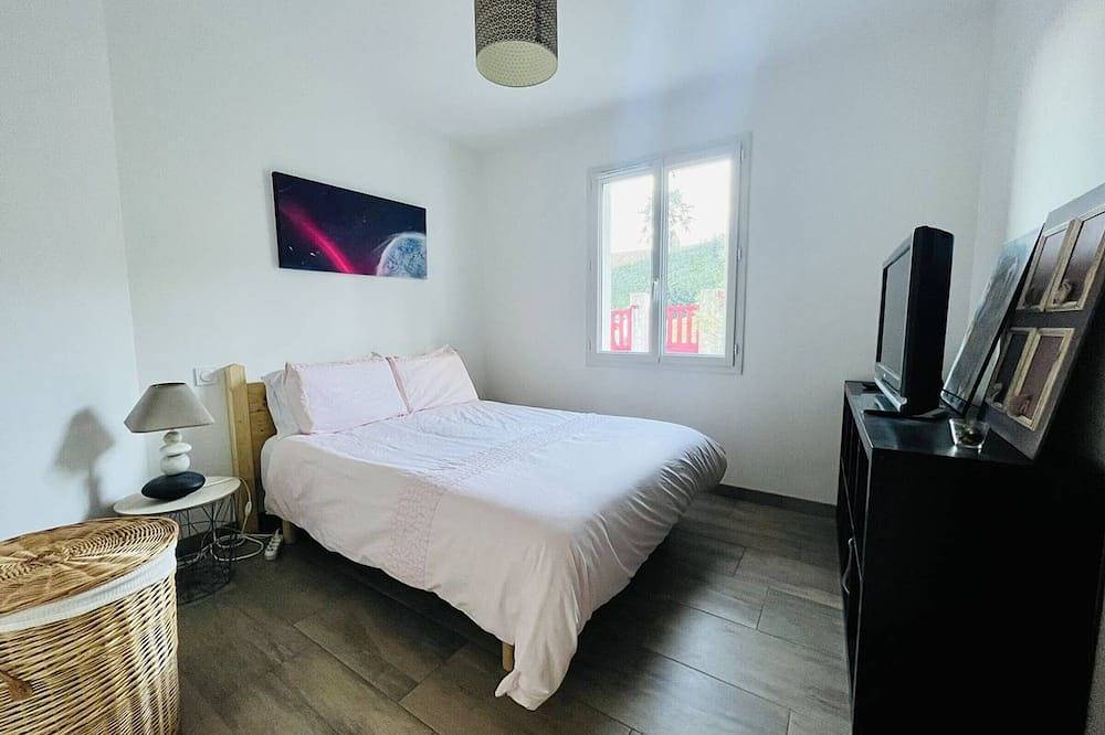 Charming House in Hasparren Center, 2 Bedrooms, Enclosed Garden, Pet-Friendly, Parking Included in Hasparren, Bayonne region