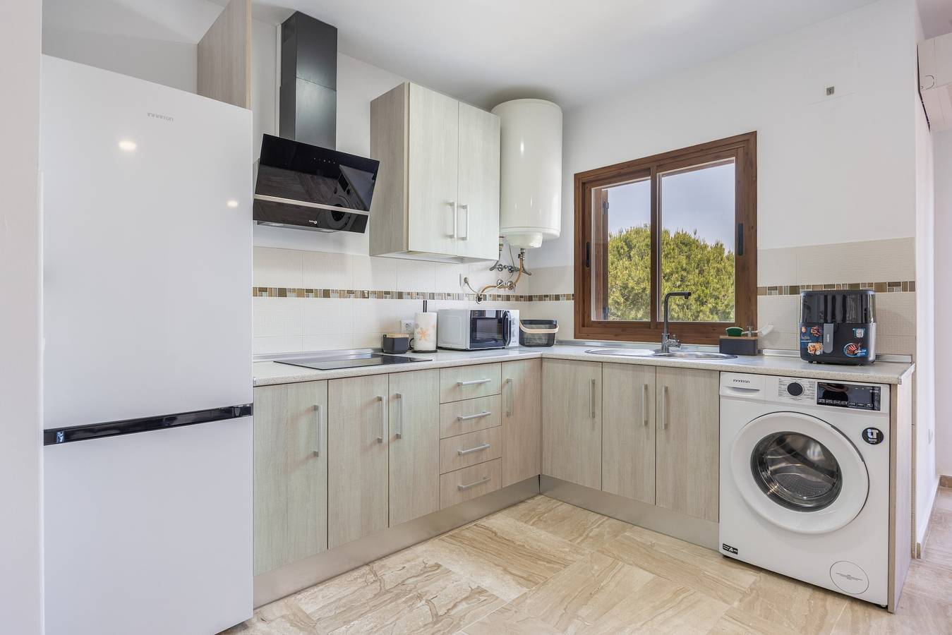 Apartamento entero, Apartamento 'Barrosa Essence' con piscina compartida, terraza y aire acondicionado in Playa La Barrosa, Chiclana de la Frontera