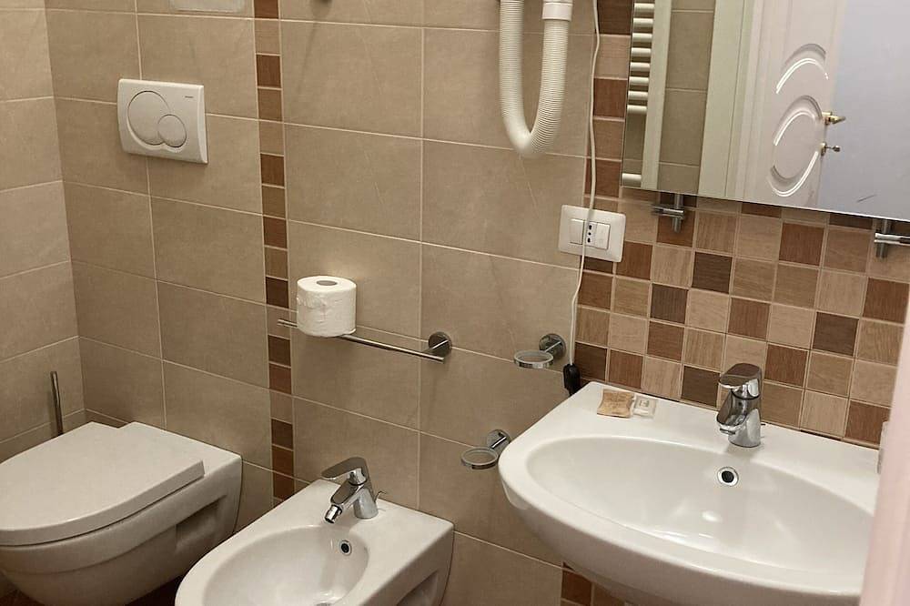 Residence le Ginestre three-room apartment No. 2 sleeps 4 in Avezzano, Province de l'Aquila