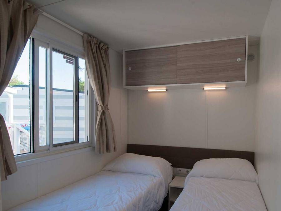 Acogedora casa móvil con terraza cubierta, WiFi y aire acondicionado, a 800 m de la playa in Lido di Jesolo, Jesolo