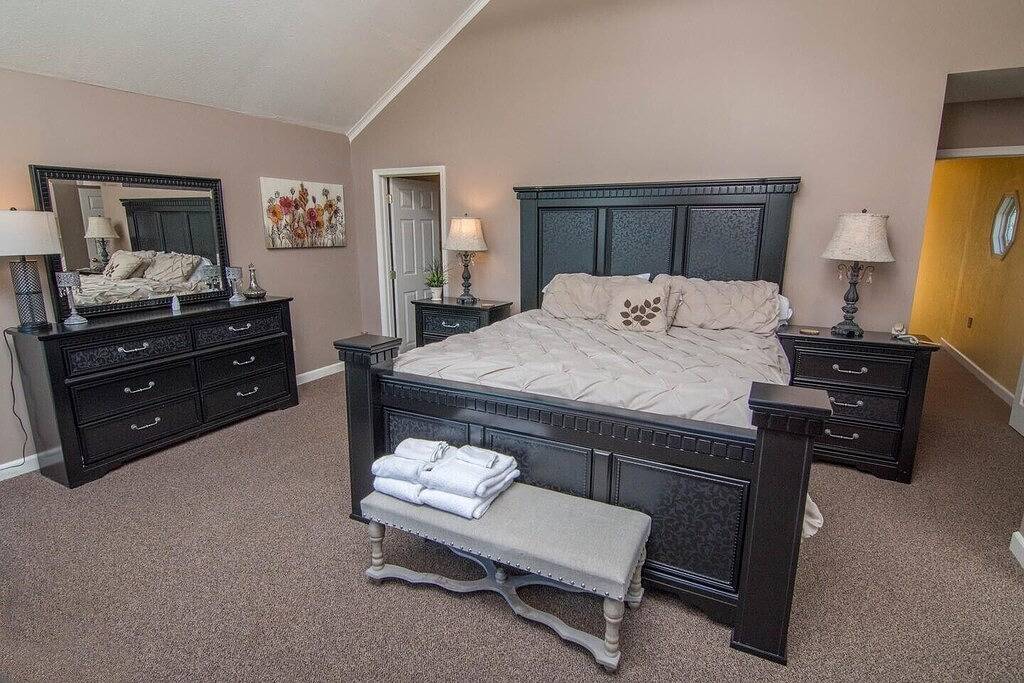 Lake Front Home w/ Hot Tub, Fire pit, yard, walk to Wisp Resort,Tubing Hill View in McHenry, Deep Creek Lake