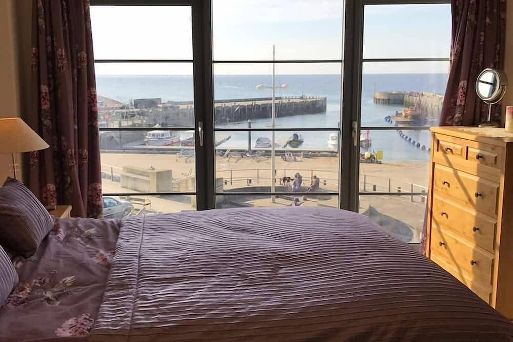 Entire apartment, Beachside, stunning apartment with sea and harbour views in West Bay, Dorset