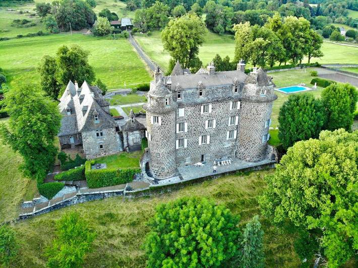 Chambre d’hôte pour 4 personnes, avec Terrasse et Jardin ainsi que Piscine et Vue dans le Cantal - 3