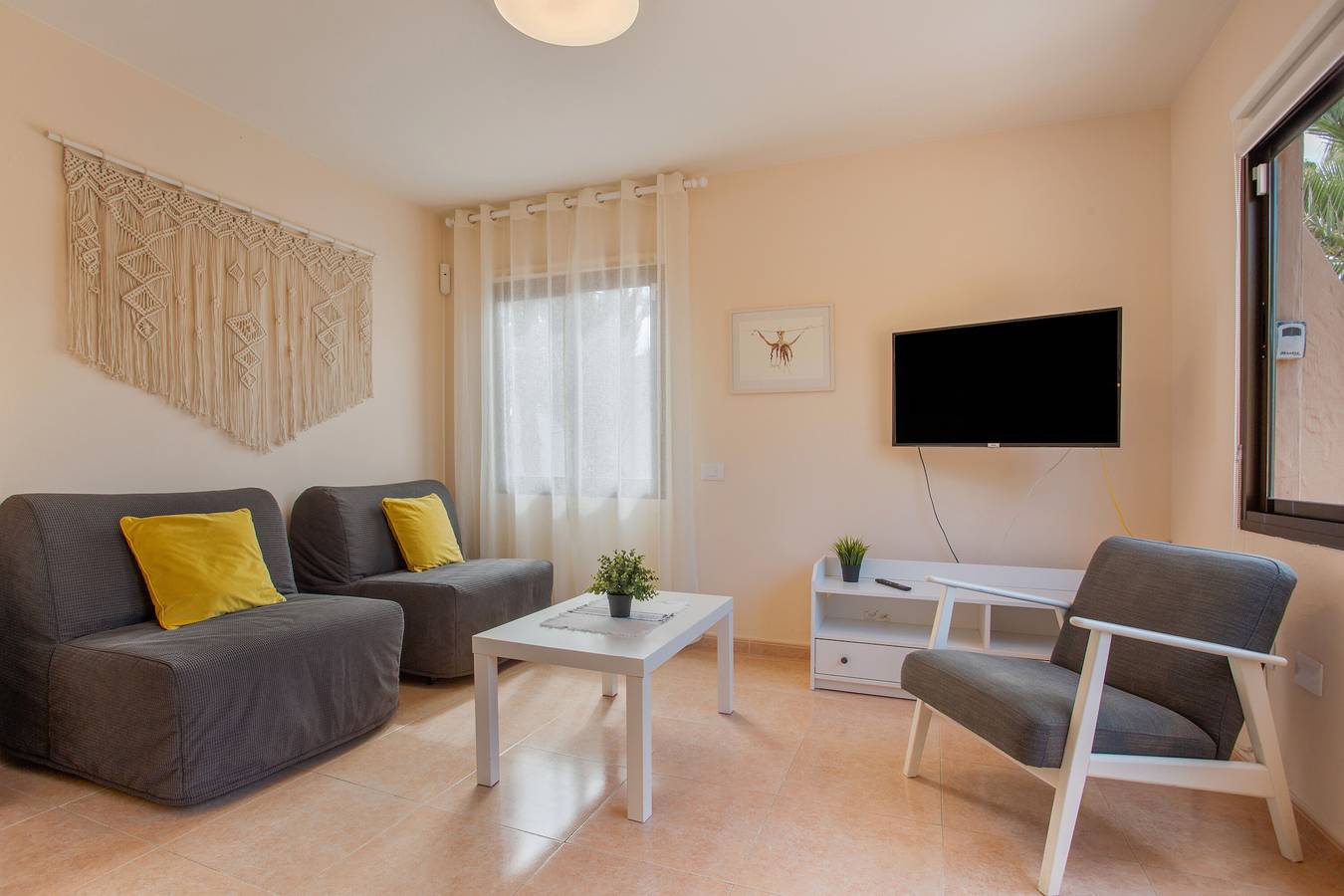 Apartamento entero, Vacaciones 'Oasis Duna_ Casa Elena' con Piscina Compartida, Balcón y Wi-Fi in Corralejo, La Oliva