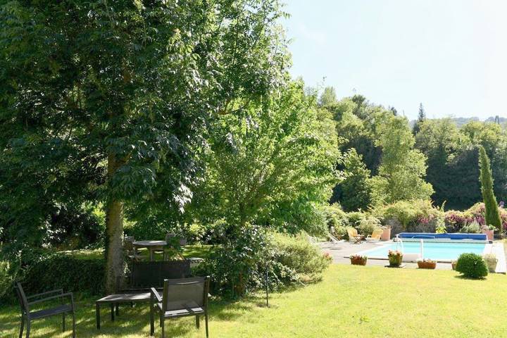 Location de vacances pour 3 personnes, avec piscine ainsi que vue et jardin à Bourdeaux - 3