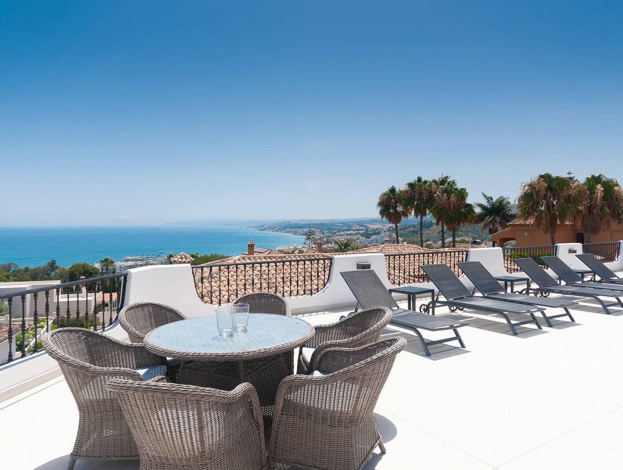 09 - 5 Bed Luxury Villa walking distance to the be in Urbanización Puerto Estepona (Seghers), Estepona