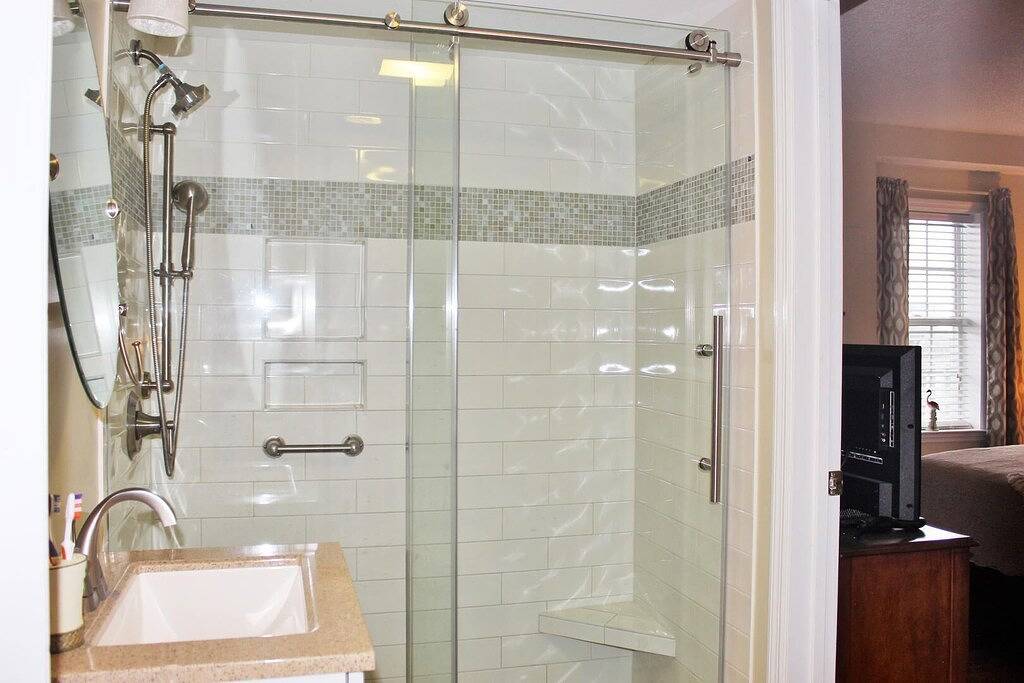 Ganze Wohnung, Palm Cove ~ Nur wenige Schritte von der Center Street mit Blick auf den Fluss und den Pool entfernt in Folly Beach, Charleston County