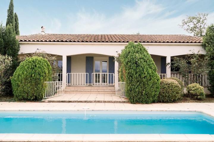 Location de vacances pour 6 personnes, avec vue et piscine ainsi que jardin et terrasse à Escales