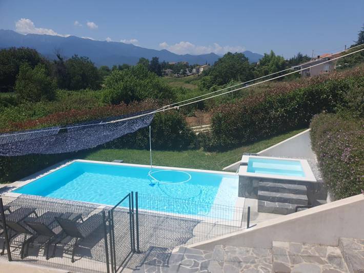 Gîte pour 6 personnes, avec Jacuzzi et Terrasse ainsi que Jardin et Piscine