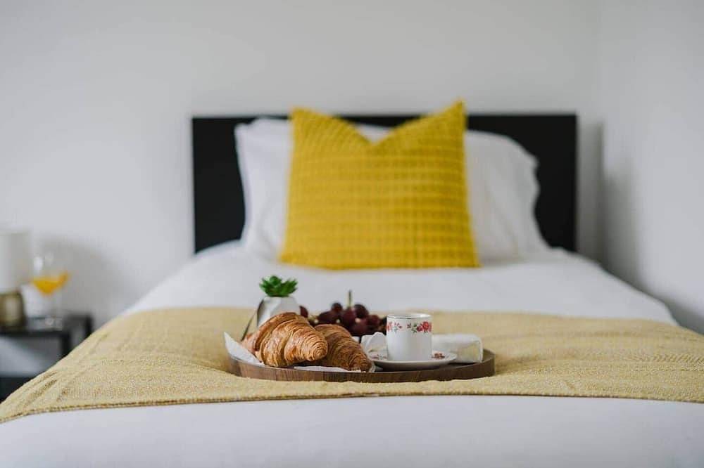 Fowler House – Modern 3-Bedroom Stay in Crawley, West Sussex