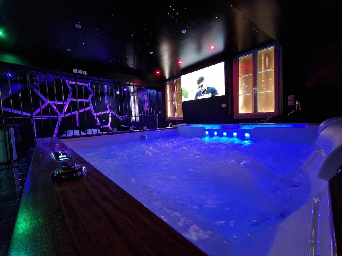 Appartement entier, Suite Coquine avec jacuzzi Yaospa60 in Laigneville, Oise