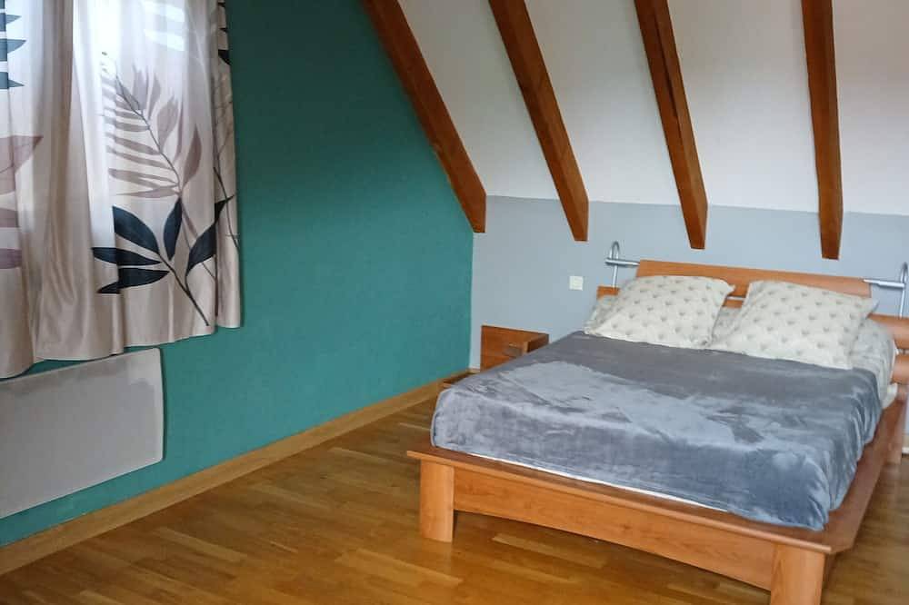 Country house with swimming pool. Pets welcome. Natural setting. in Salvagnac-Cajarc, Macizo Central
