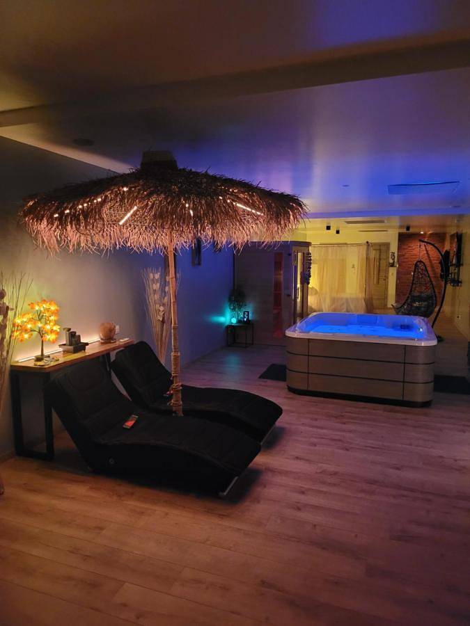 Chambre d’hôte pour 2 personnes, avec jacuzzi et jardin ainsi que piscine et sauna dans La Hestre