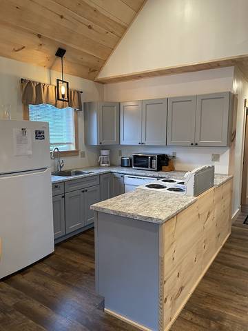 Log Cabin for 6 Guests in Greenville (ME), Moosehead Lake, Picture 2