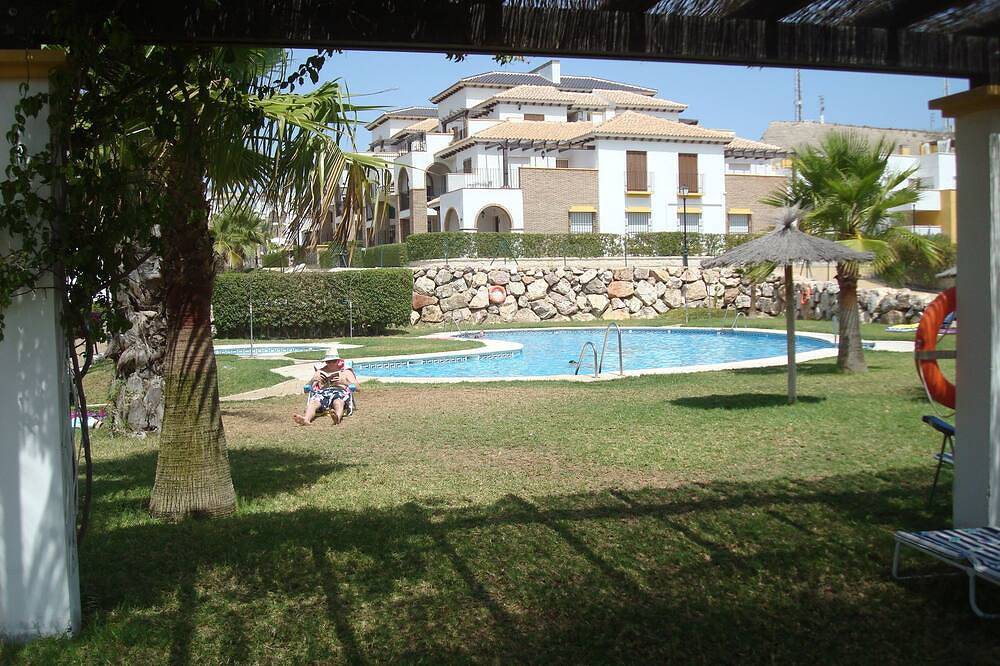 Entire apartment, Fantastic Family Apartment with Indoor/Outdoor Pools & Gardens, Secure Parking in Playas de Vera, Vera