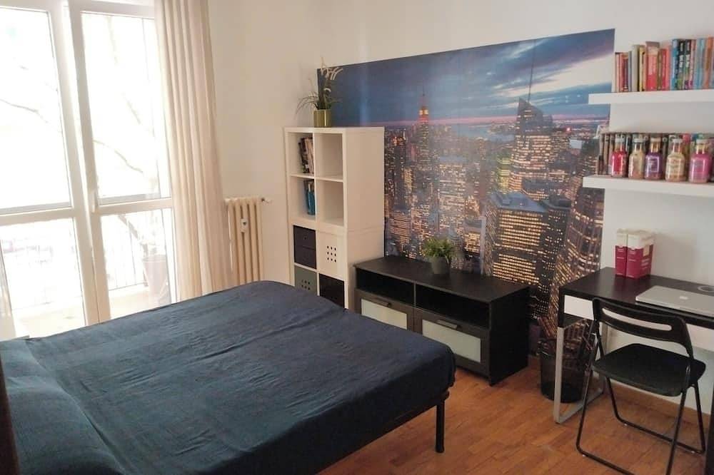 Spacious room in three-room apartment within walking distance of the M1 in Sesto San Giovanni, Provincia de Milan