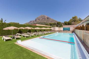 Chalet para 32 personas, con jardín y piscina en Provincia de Alicante