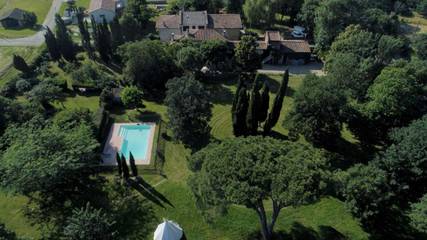 Cottage pour 15 personnes, avec vue ainsi que piscine et jardin, adapté aux familles à Azas