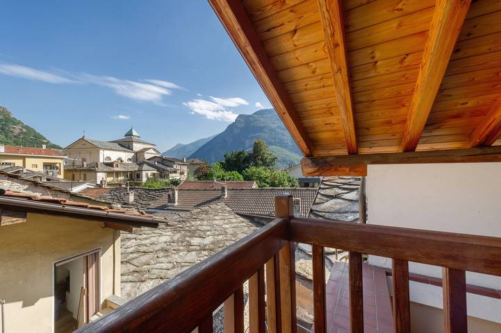 Hel lägenhet, 'The Traveler’s Attic' Apartment with Mountain View, Private Terrace and Wi-Fi in Pont-Saint-Martin (Aosta), Comune di Pont-Saint-Martin