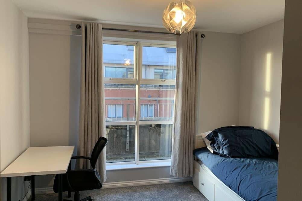 Entire apartment, Stylish 2-bed, 2-bath condo with private balcony in Belfast, County Antrim