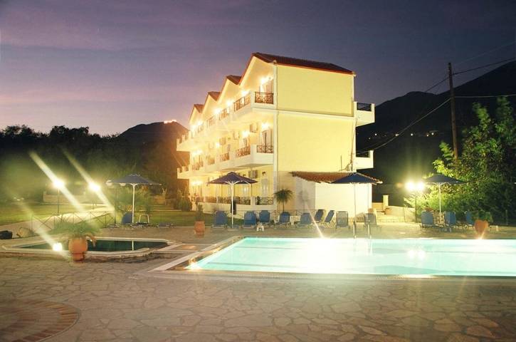 Appartement voor 5 personen, with zwembad and uitzicht as well as tuin in Parga