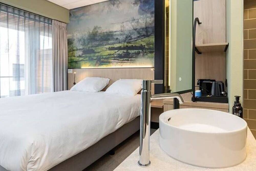 Relaxing Stay with Private Balcony & Garden Views Near Giethoorn in Ijsselmeer