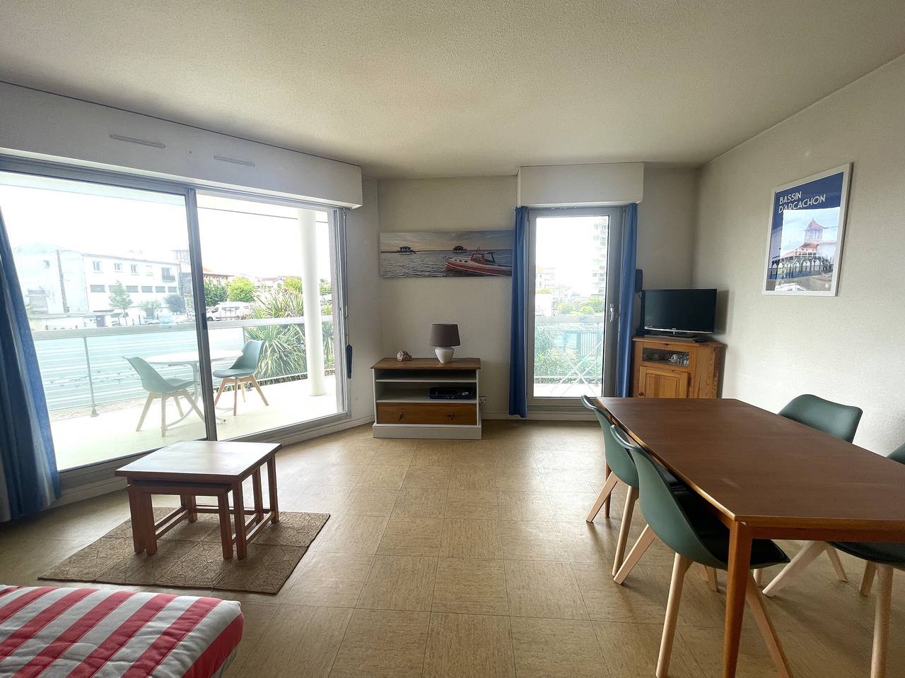 Entire apartment, Spacious 2-Bedroom Apartment with Terrace Near Beach and Shops in Arcachon in Arcachon, Arcachon region