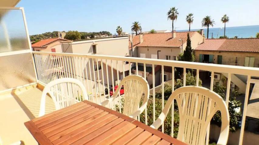 Gîte pour 7 personnes, avec terrasse dans Plage des Sablettes - 2