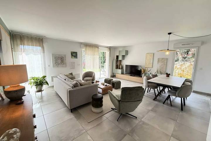 Gîte pour 2 personnes, avec Terrasse ainsi que Jardin et Piscine à Valbonne