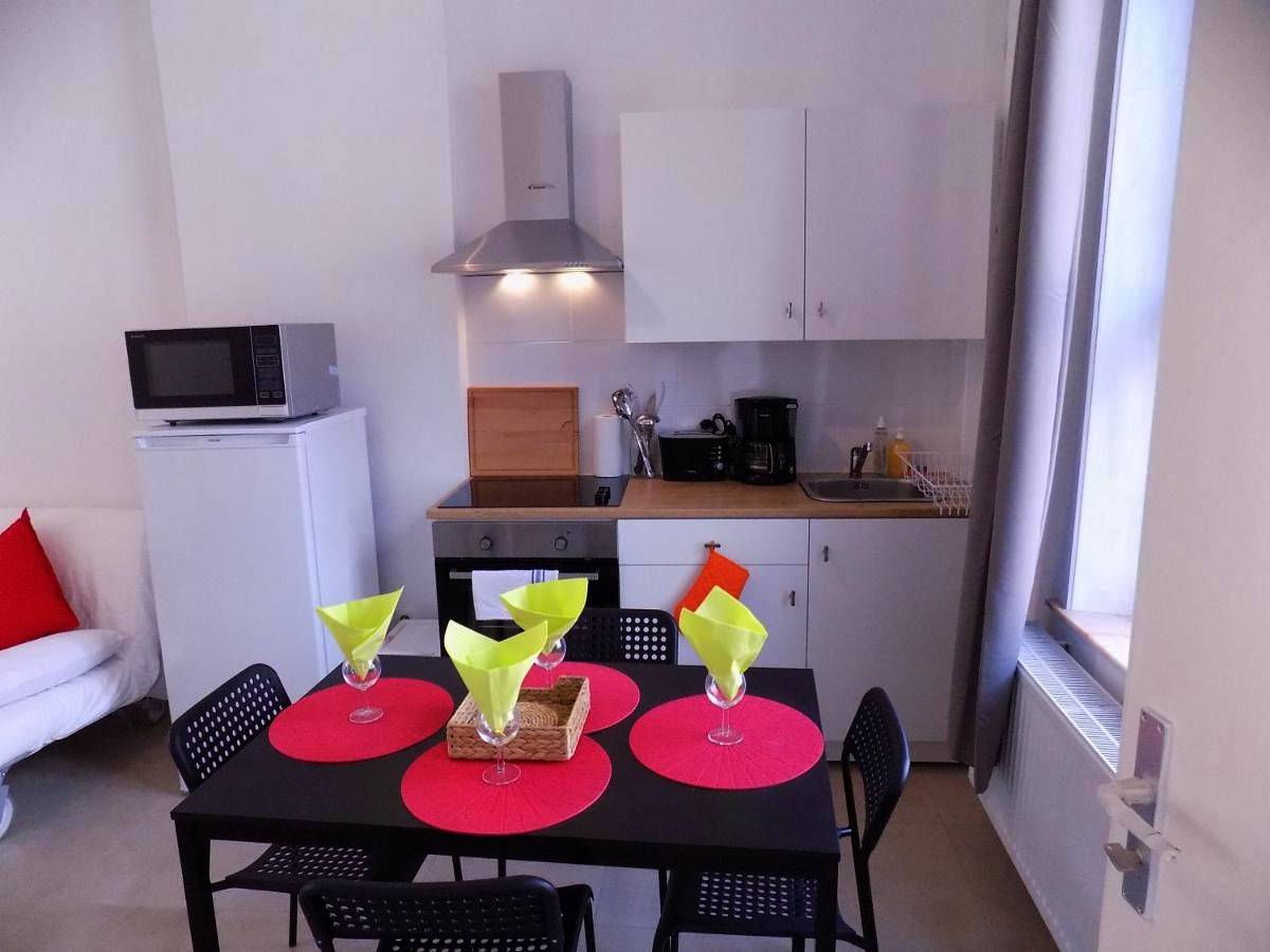 Appartement entier, One-Bedroom Apartment in Charleroi, Hainaut