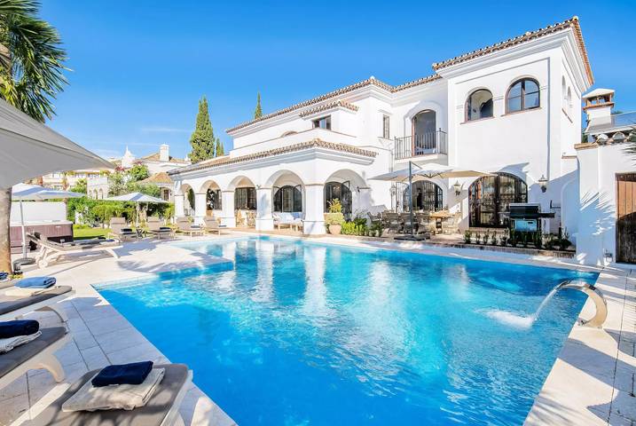 Super andalusisch Villa in der Nähe von Strand mit beheiztem Pool in Elviria, Marbella