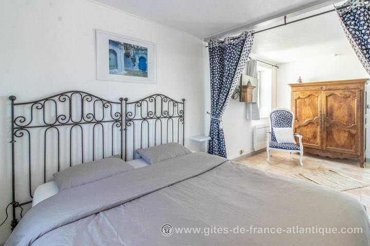 Location de vacances pour 2 personnes, avec terrasse ainsi que piscine et jardin à Saint-Sornin - 3