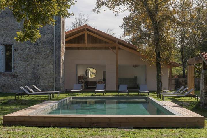 Location de vacances pour 33 personnes, avec jardin et terrasse ainsi que vue et piscine, animaux acceptés à Cachen